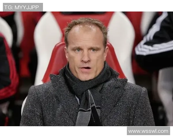 足球传奇风采集:全球顶级球星经典瞬间绘画展